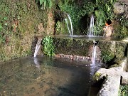 13 Antico lavatoio rifornito con abbondante acqua sorgiva